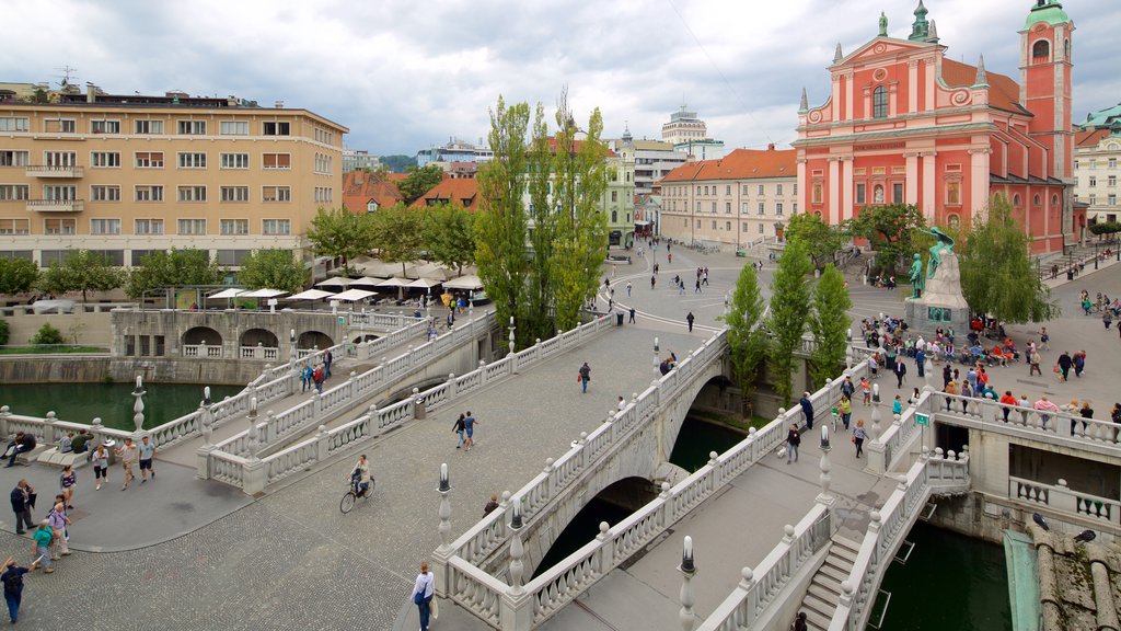 Trippelbroen som inkluderer by og torg eller plass i tillegg til en stor gruppe med mennesker