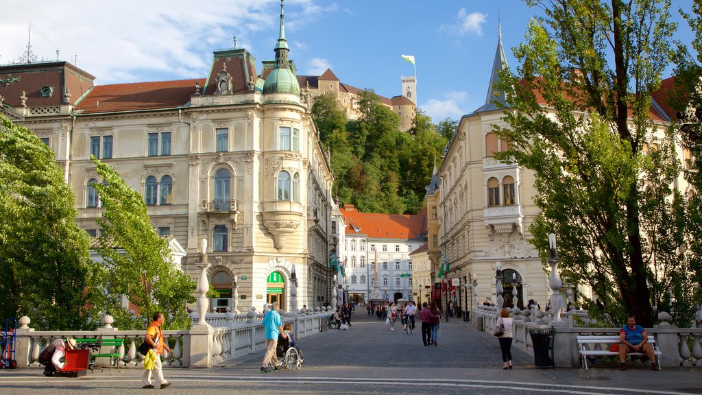 Preseren Square featuring a square or plaza as well as a large group of people