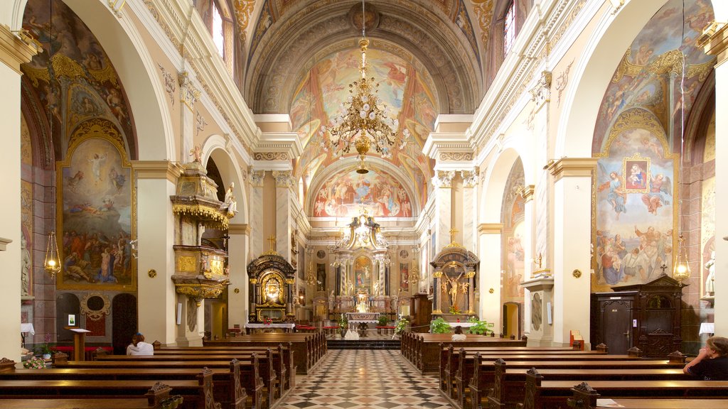 Iglesia Franciscana de la Anunciación mostrando elementos religiosos, vistas interiores y una iglesia o catedral