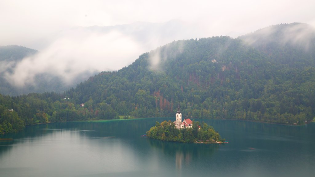 Chiesa di Sv Marika Bozja mostrando montagna, nebbia e foschia e lago o sorgente d\'acqua