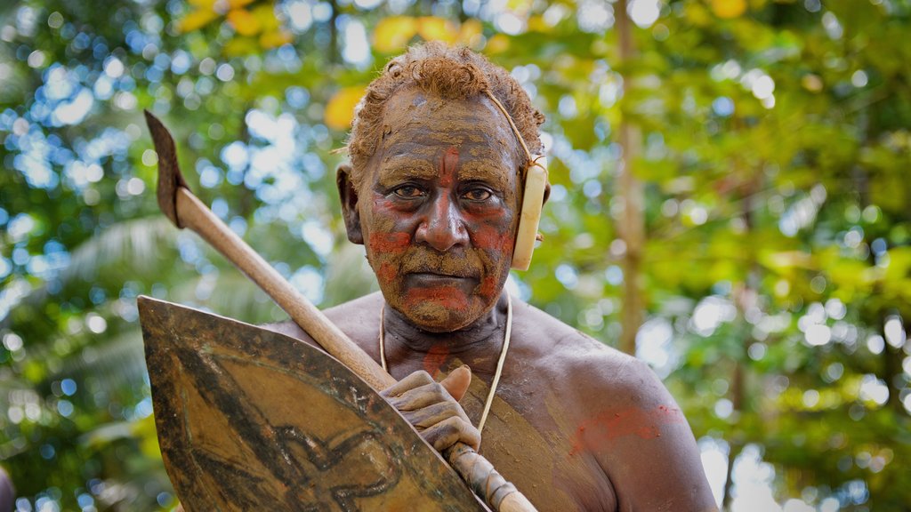 Honiara mostrando cultura nativa assim como um homem sozinho