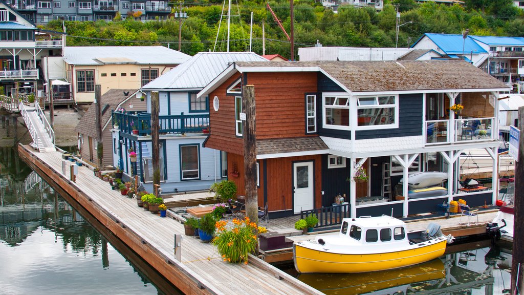 Cowichan Bay bevat varen, een kuststadje en een huis