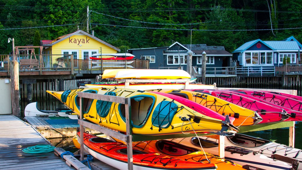 Cowichan Bay mostrando una ciudad costera y kayaks o canoas