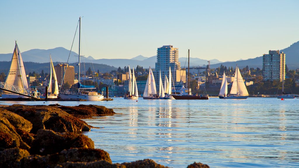 Nanaimo mostrando una ciudad, navegación y vistas generales de la costa