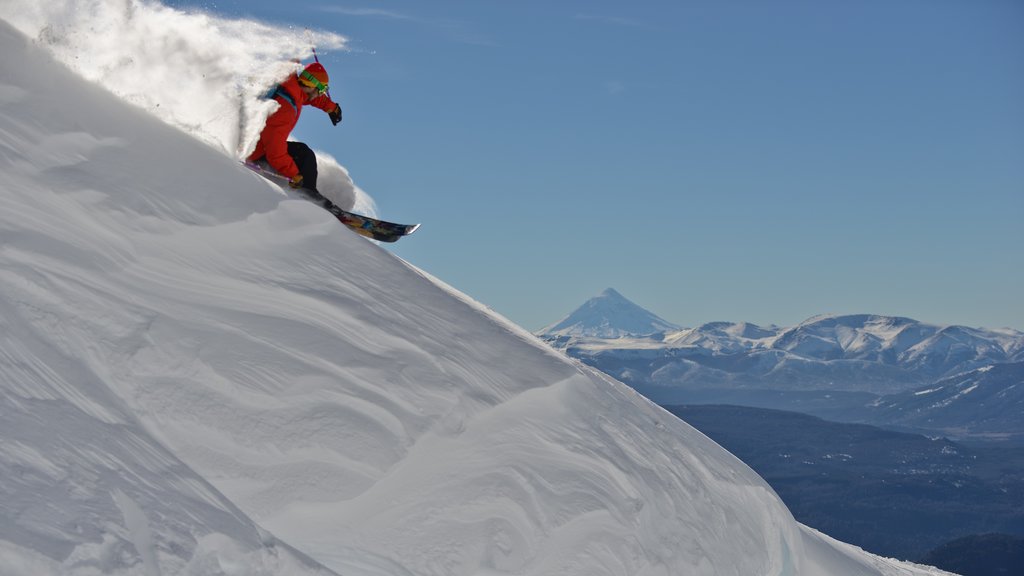 Resor Ski Cerro Chapelco menunjukkan salju dan snow boarding maupun satu pria