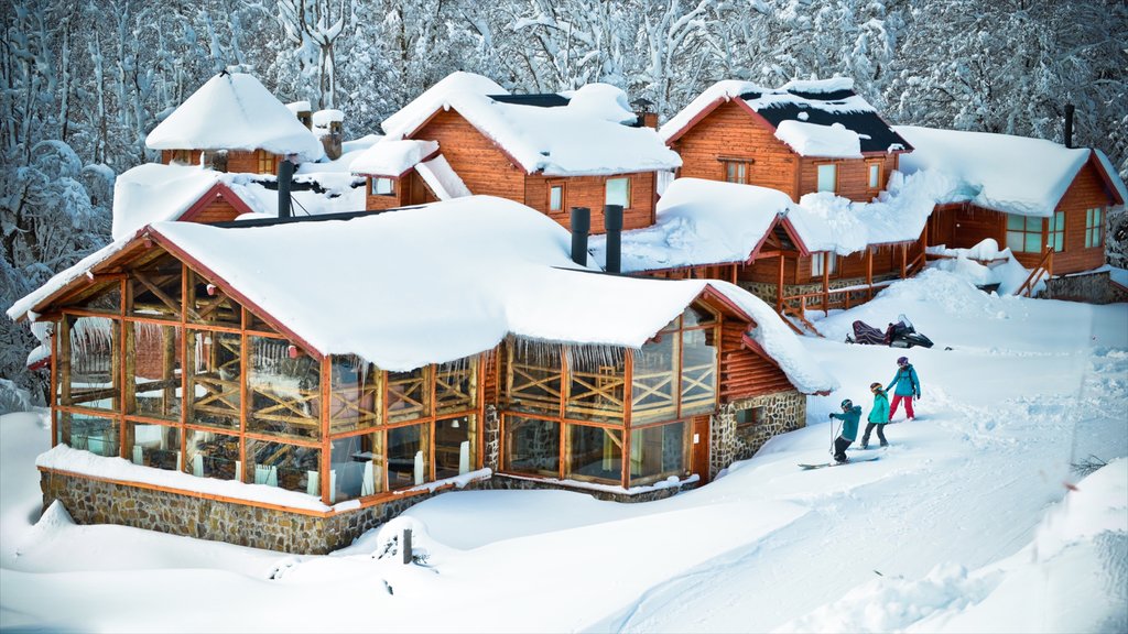 Wintersportplaats Cerro Chapelco toont skiën, een luxueus hotel of resort en sneeuw