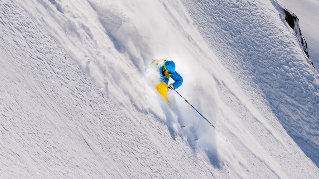 Cerro Chapelco Skisportssted som viser sne og skiløb såvel som en mand