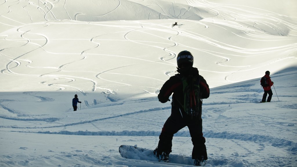 Wintersportplaats Cerro Chapelco toont sneeuw en snowboarden en ook een klein groepje mensen