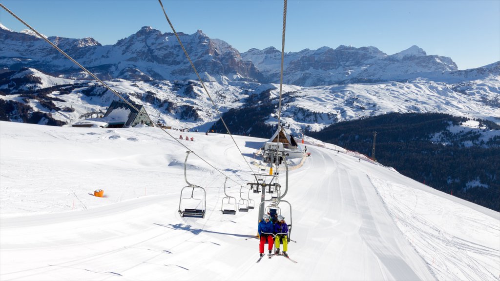 Corvara en Badia ofreciendo nieve, una góndola y montañas