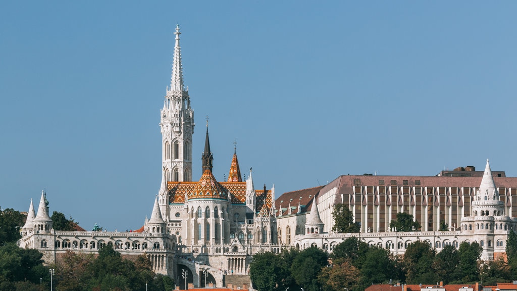 Halászbástya caracterizando arquitetura de patrimônio e um edifício administrativo