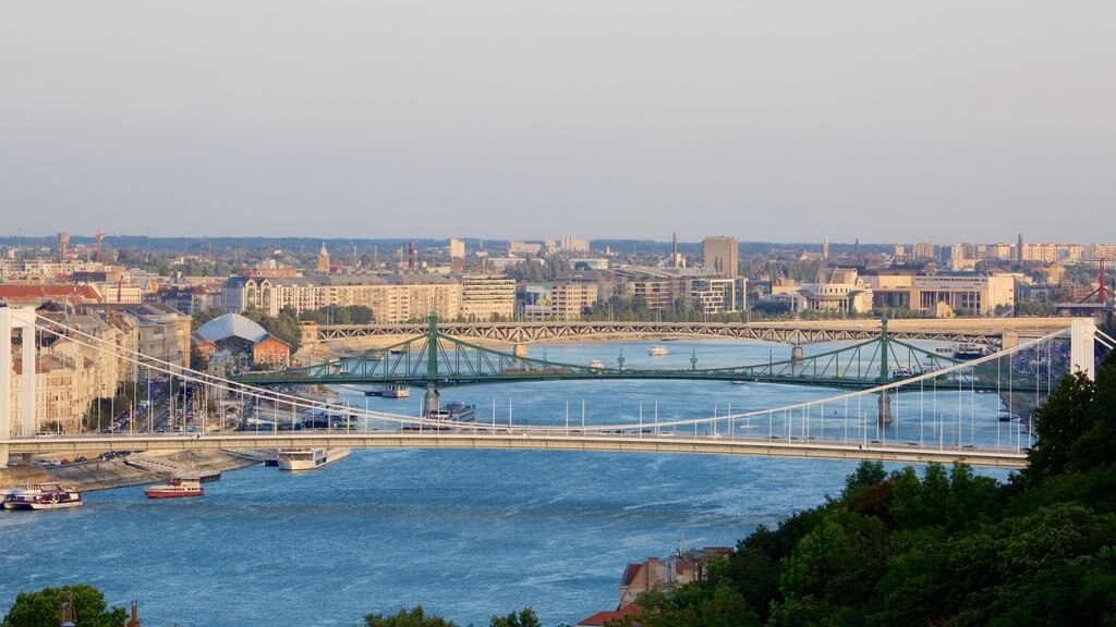 Budapeste que inclui uma ponte, um rio ou córrego e uma cidade