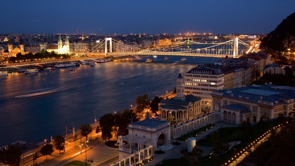 Budapeste que inclui uma ponte, um rio ou córrego e uma cidade