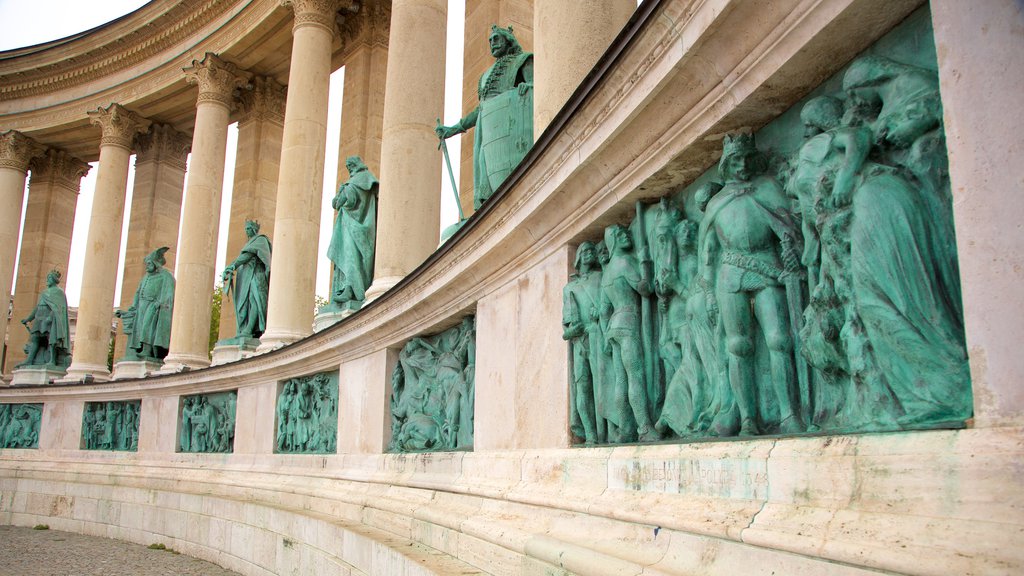 Plaza de los Héroes ofreciendo una estatua o escultura