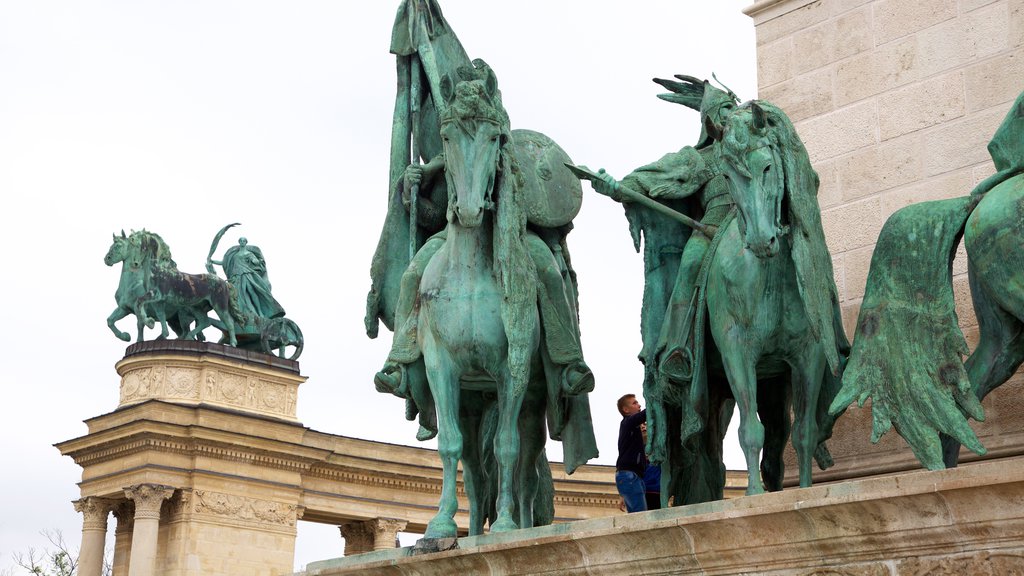 Praça dos Heróis que inclui uma estátua ou escultura