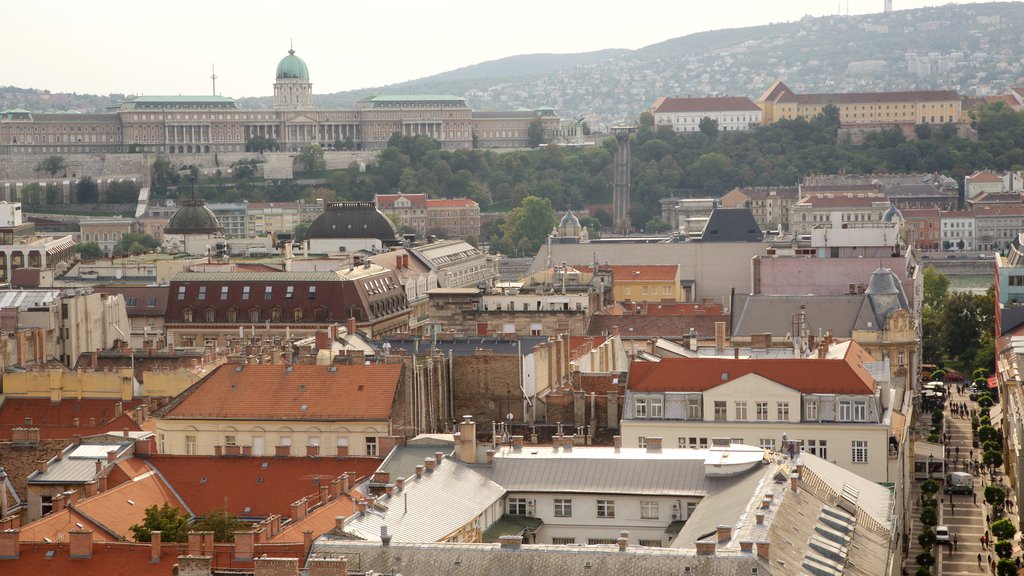 Széchenyi István tér mostrando elementos de patrimônio, uma cidade e um edifício administrativo