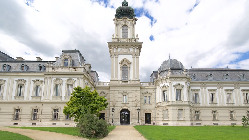 Palacio de Festetics que incluye arquitectura patrimonial y un castillo