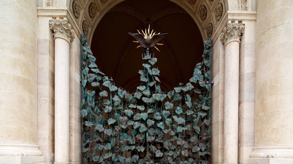 Catedral de Pecs que incluye aspectos religiosos y una iglesia o catedral