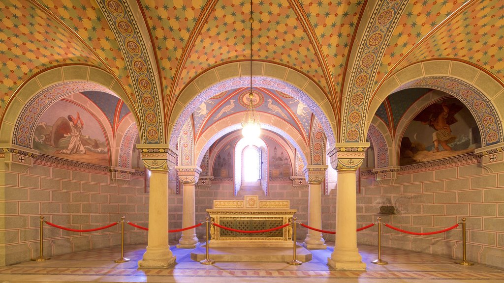 Catedral de Pécs mostrando elementos religiosos, vistas internas e uma igreja ou catedral