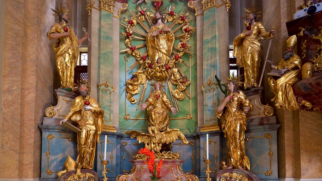 Abadía de Tihany mostrando una iglesia o catedral y elementos religiosos