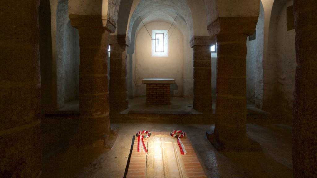 Abadía de Tihany que incluye elementos del patrimonio, vistas interiores y una iglesia o catedral