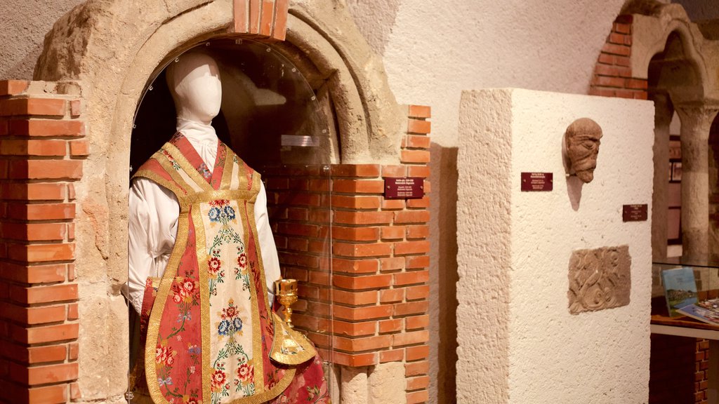 Abadía de Tihany ofreciendo aspectos religiosos, una iglesia o catedral y vistas interiores