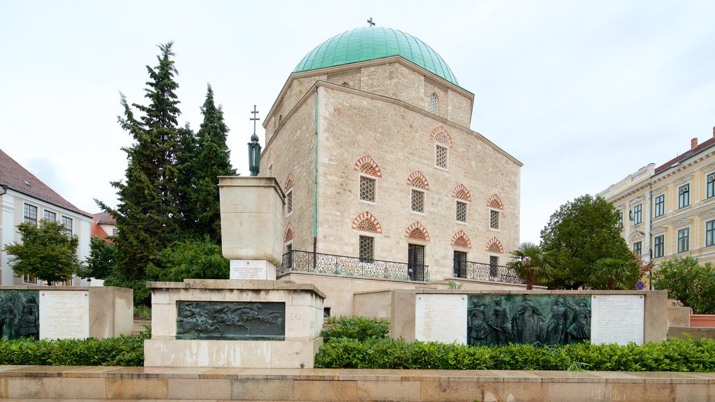 Mezquita de Gazi Kaszim Pasha ofreciendo arquitectura patrimonial y una mezquita