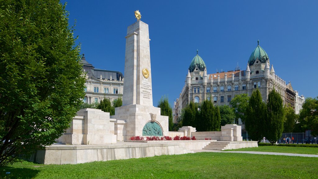 Budapest which includes a monument, heritage architecture and a garden