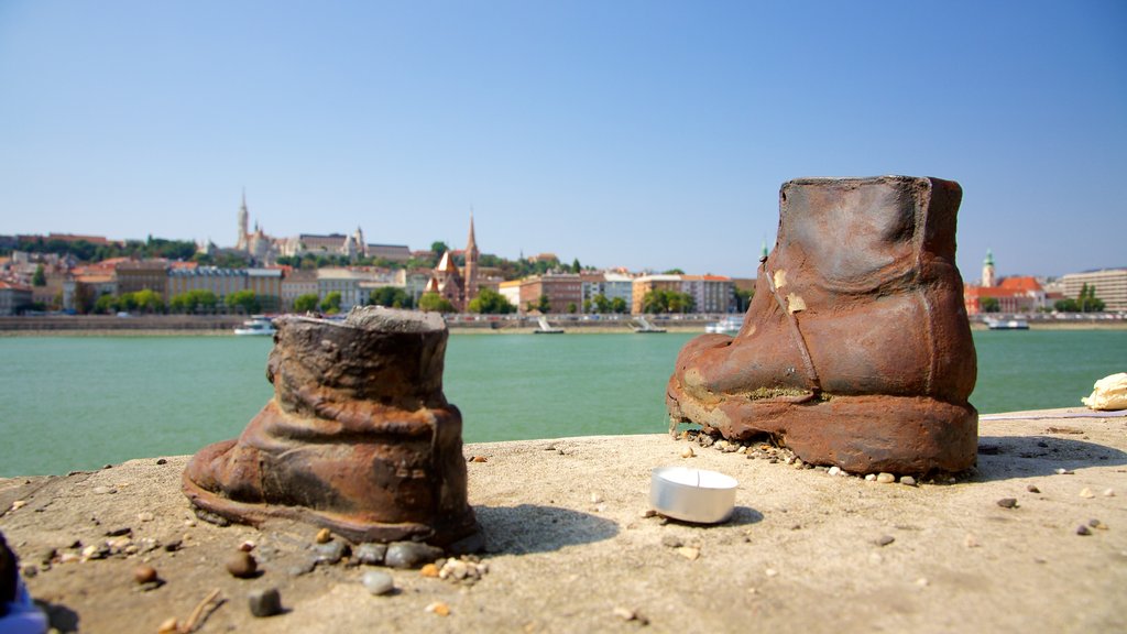 Budapest inclusief historisch erfgoed en een rivier of beek