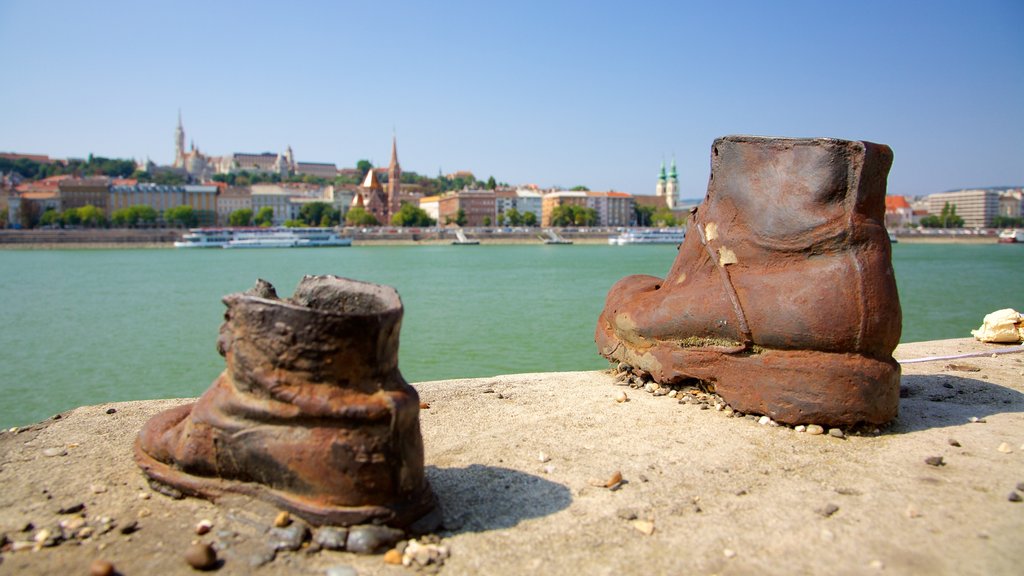 Budapest welches beinhaltet Geschichtliches und Fluss oder Bach