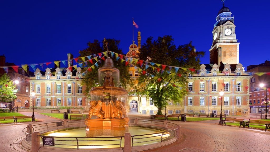 Leicester Town Hall que incluye una plaza, escenas de noche y una fuente