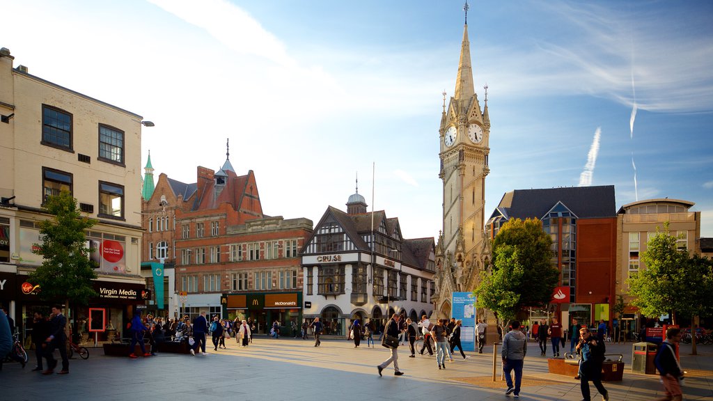 Leicester showing a square or plaza, a monument and a city