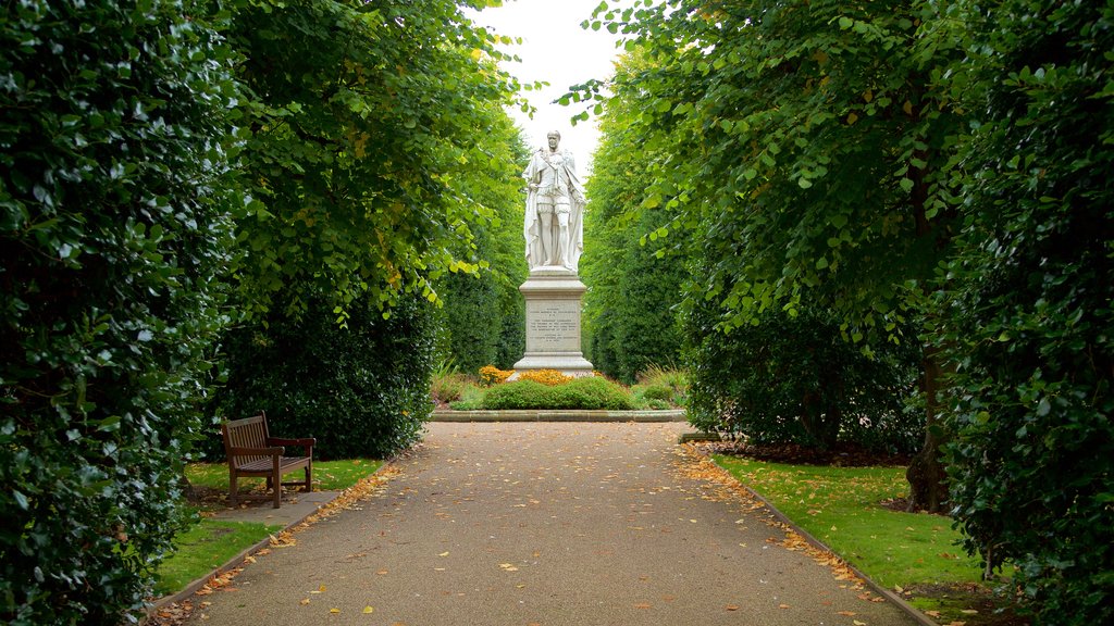 Parque Grosvenor que incluye un jardín y una estatua o escultura