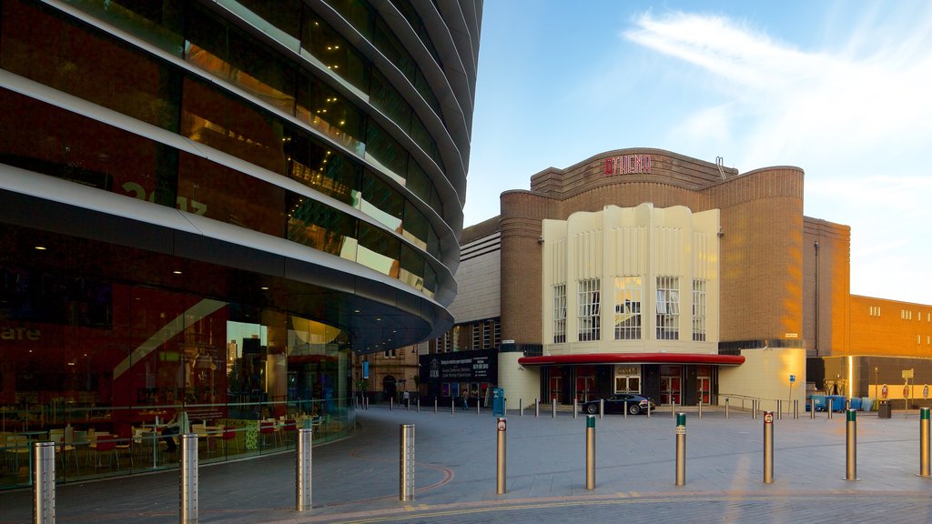 Curve Theatre som inkluderar teaterscener, gatuliv och historisk arkitektur