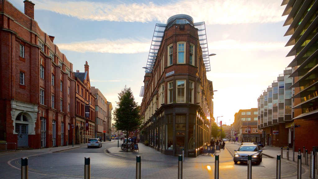 Théâtre Curve montrant une ville, scènes de rue et un coucher de soleil