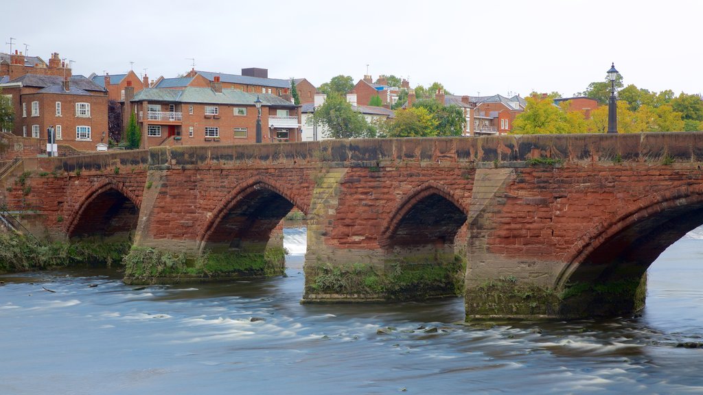 Old Dee Bridge mostrando elementos patrimoniales, un río o arroyo y un puente