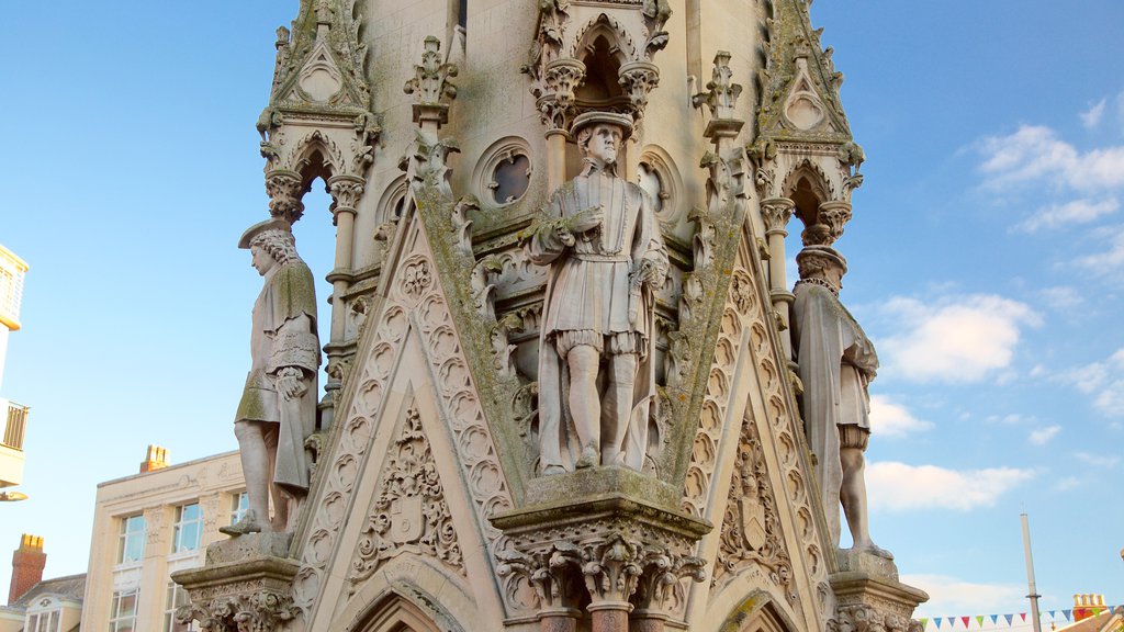 Leicester caracterizando arquitetura de patrimônio, uma estátua ou escultura e um monumento