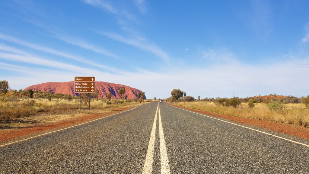 Parque Nacional Uluru-Kata Tjuta que incluye vista panorámica, vista al desierto y imágenes de calles