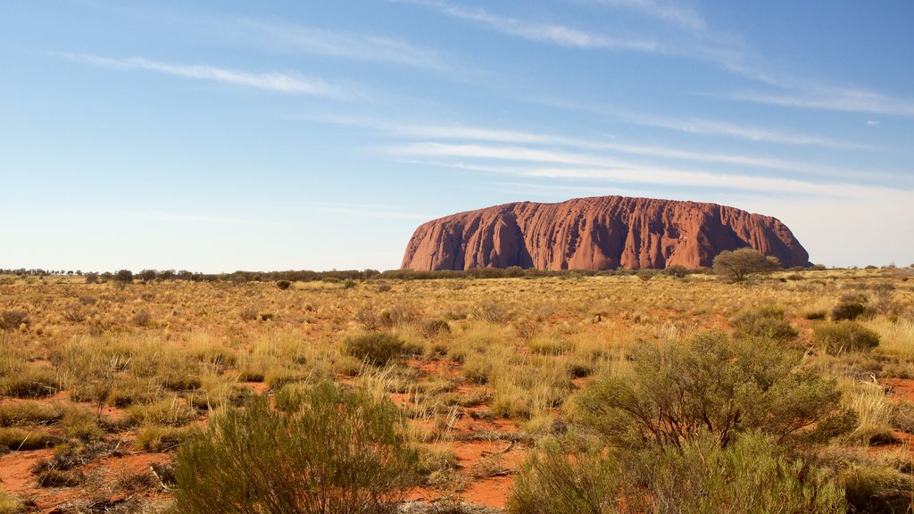 Uluru (Ayers Rock, mostrando paisagens do deserto e paisagem