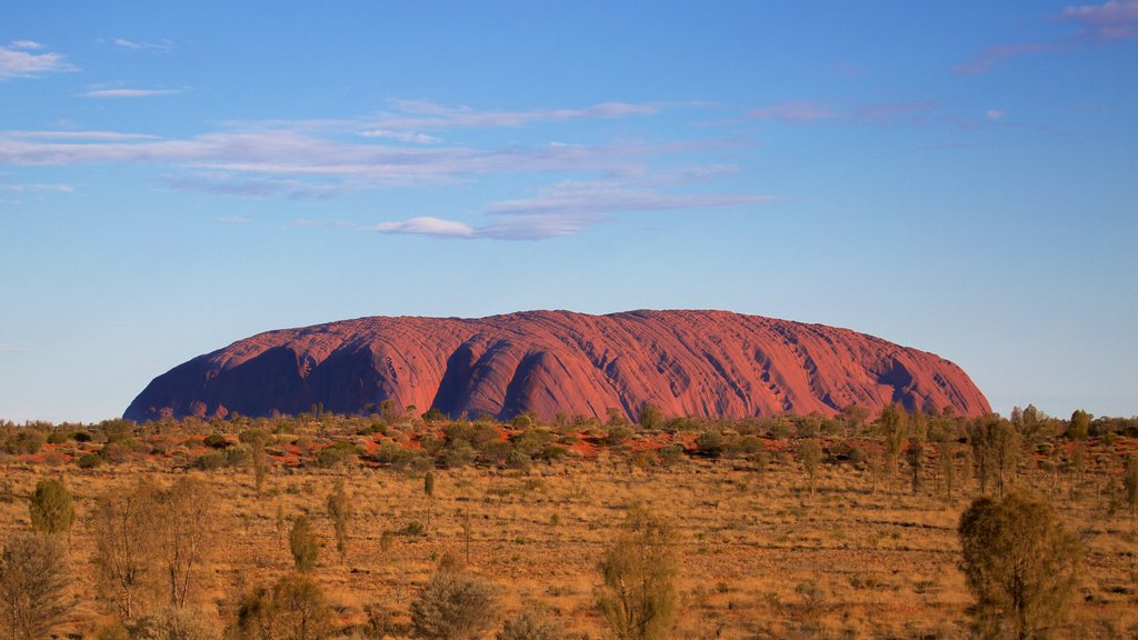 Uluru which includes desert views and landscape views