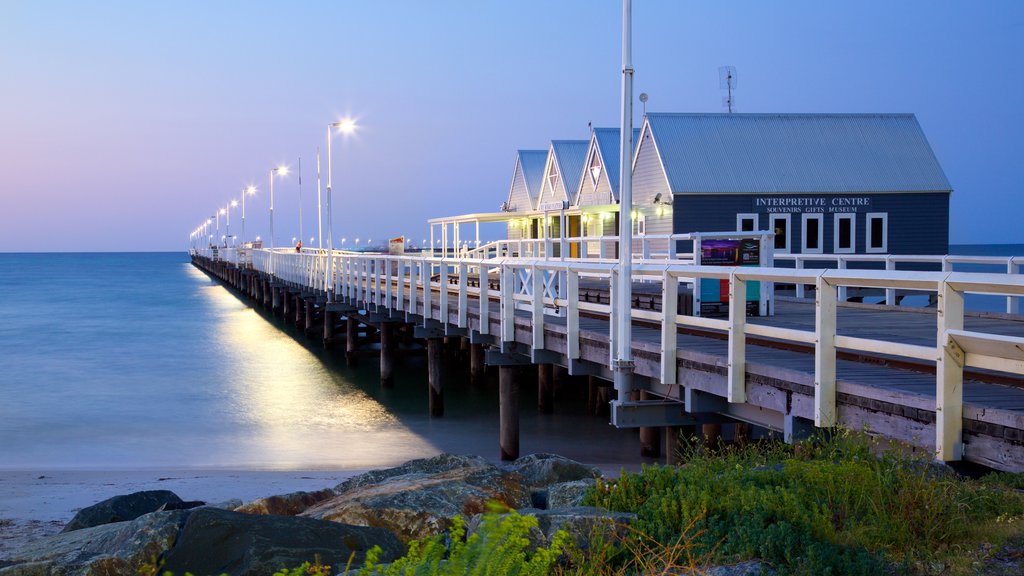 Busselton Jetty que inclui cenas noturnas e litoral acidentado