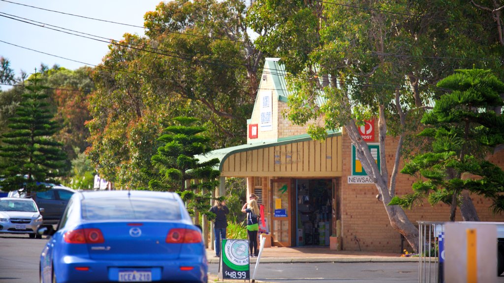 Augusta showing a small town or village and street scenes