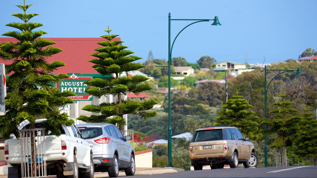 Augusta showing street scenes and a small town or village