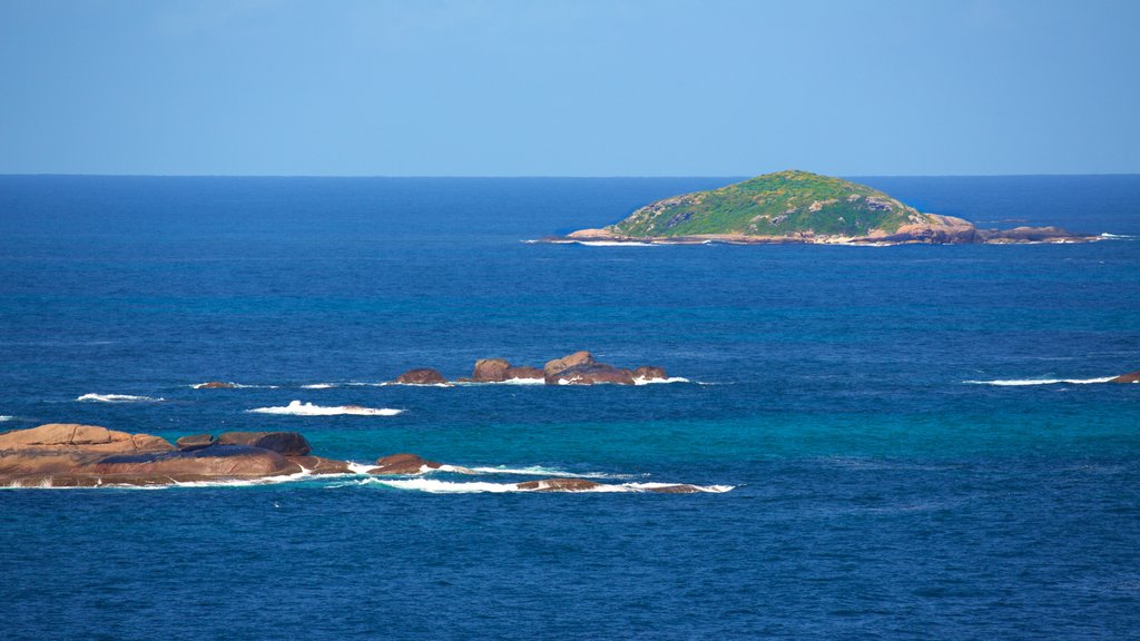 Augusta ofreciendo vista a una isla y vista general a la costa