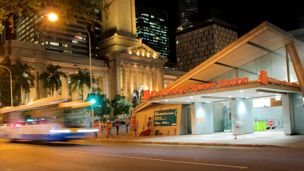 King George Square que inclui cenas de rua, cenas noturnas e uma cidade