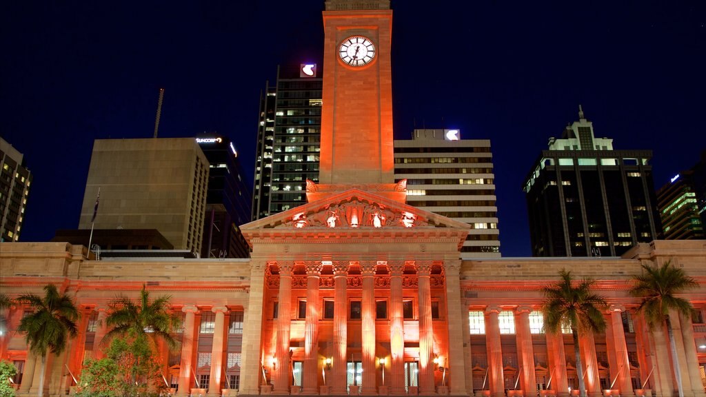 King George Square que inclui uma cidade e cenas noturnas