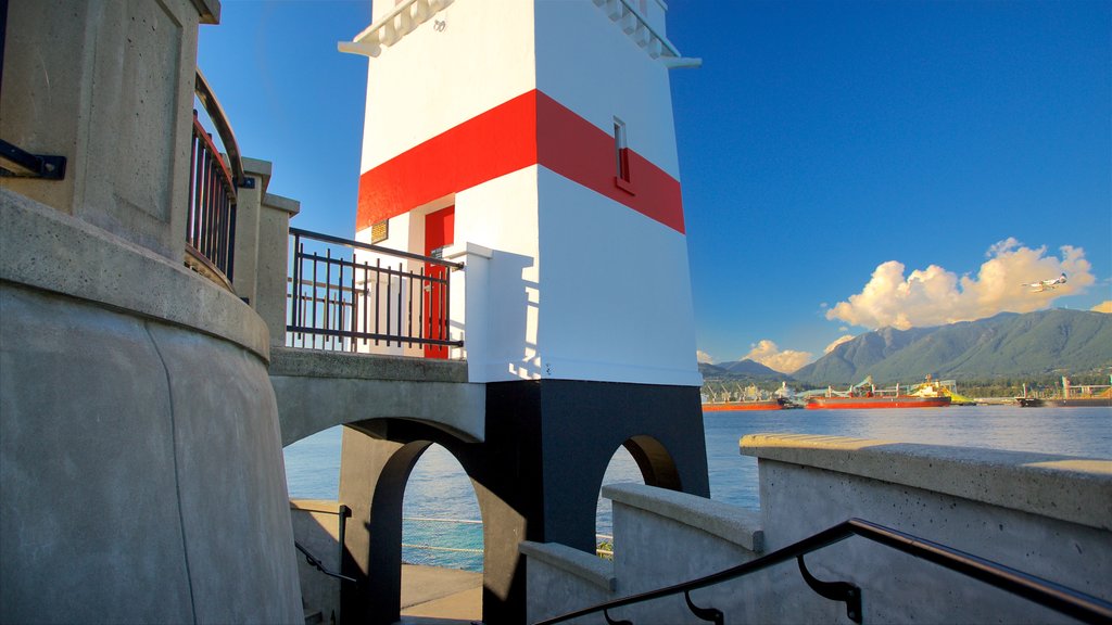 Stanley Park toont een baai of haven en een vuurtoren