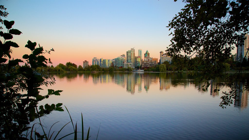 Stanley Park which includes a city and a river or creek