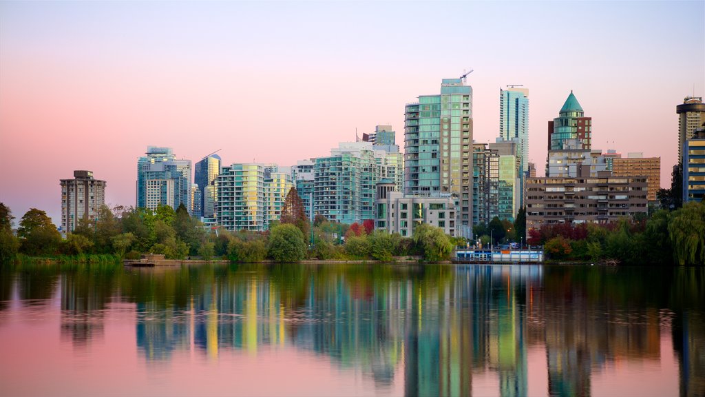 Stanley Park mettant en vedette une rivière ou un ruisseau et une ville