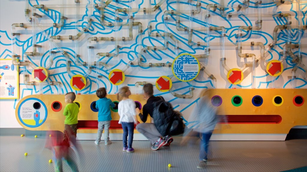 TELUS World of Science bevat interieur en ook kinderen