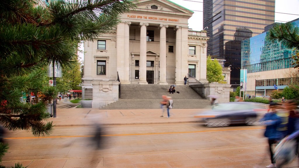 Robson Street showing a city, heritage architecture and a square or plaza